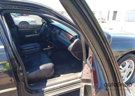 2005 Lincoln Town Car Signature Limited z USA, uszkodzony, nr VIN 1LNHM82W05Y670675